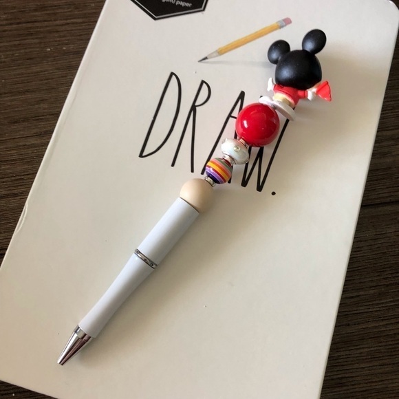 Disney Doorables: Mickey & Friends: Mickey Mouse Team handmade beaded pen - Picture 3 of 3